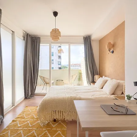 Sunny With Private Balcony * Lisboa