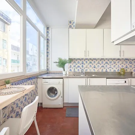 Sunny With Private Balcony Rum i privatbostad