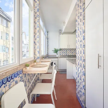 Sunny With Private Balcony בית אירוח