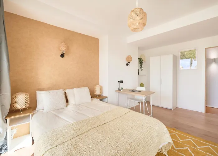 Sunny With Private Balcony Quarto em Acomodações Particulares