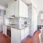Homestay Sunny With Private Balcony Lisbon