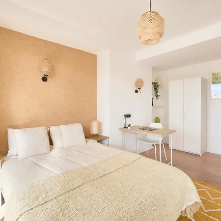 Sunny With Private Balcony Accommodatie bij particulieren